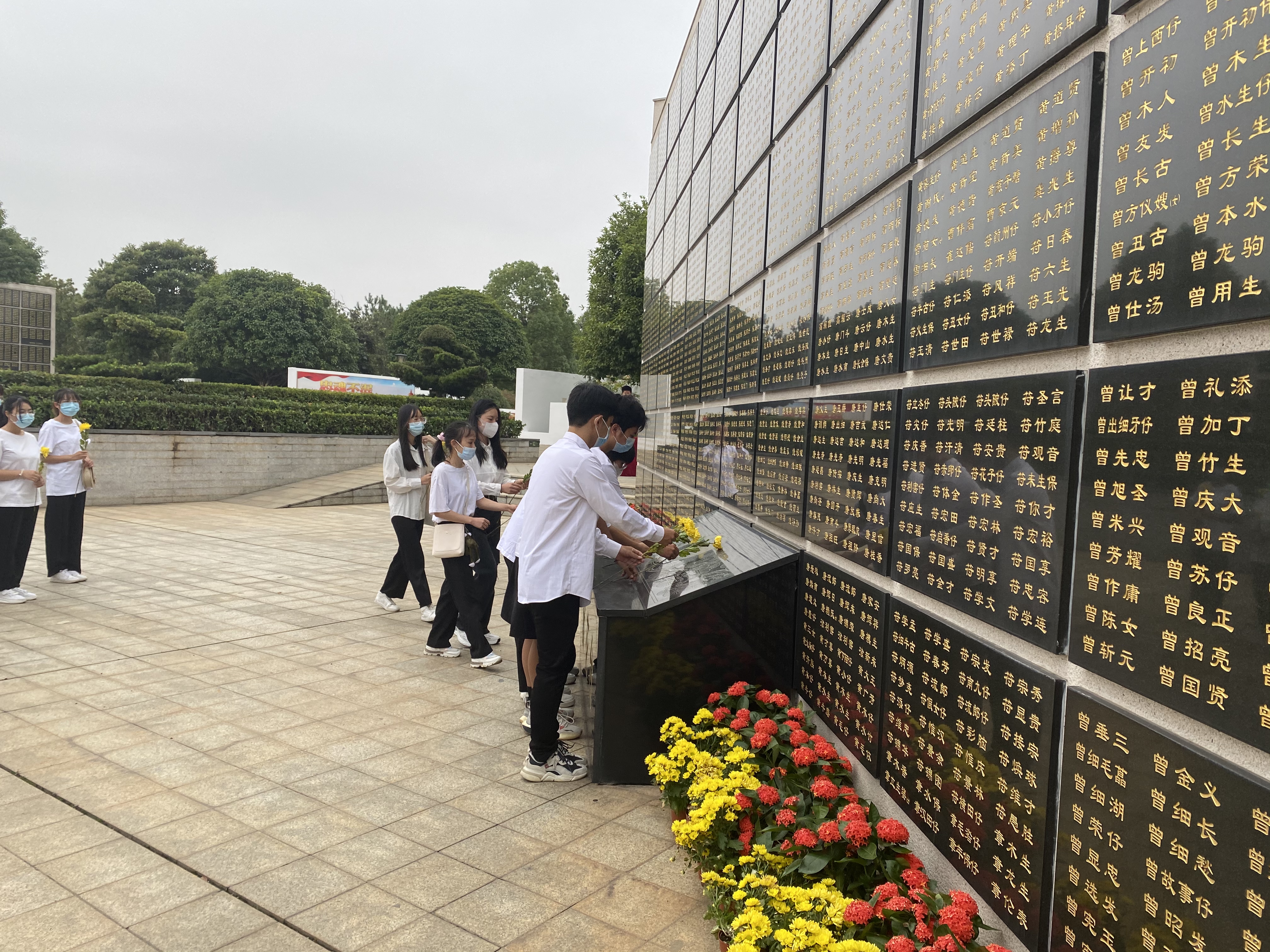 抚州幼儿师范高等专科学校组织师生代表瞻仰革命烈士陵园