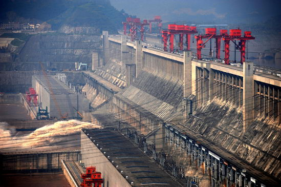 长江年径流量达9600亿立方米，为何不多建大坝，任由汇入东海？