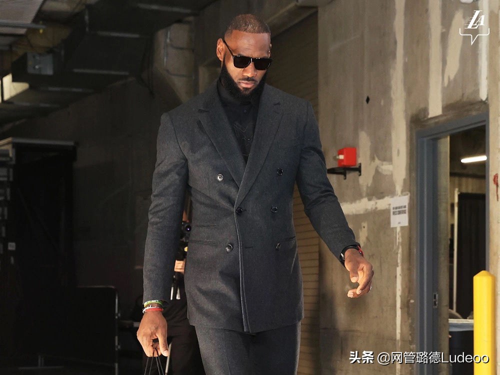 为什么nba球员戴大黑墨镜(提前4小时备战！詹姆斯晒个人入场照，帅气西装超黑墨镜霸气十足)