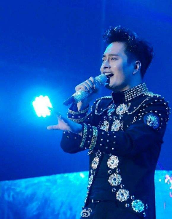 从星光大道爆红的云飞,抛妻弃女"被"封杀,鄙视他?那你就错了