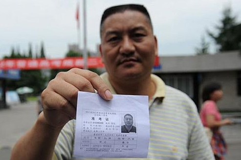 高考“最牛钉子户”梁实上热搜，54岁备战25次高考，被嘲当代范进