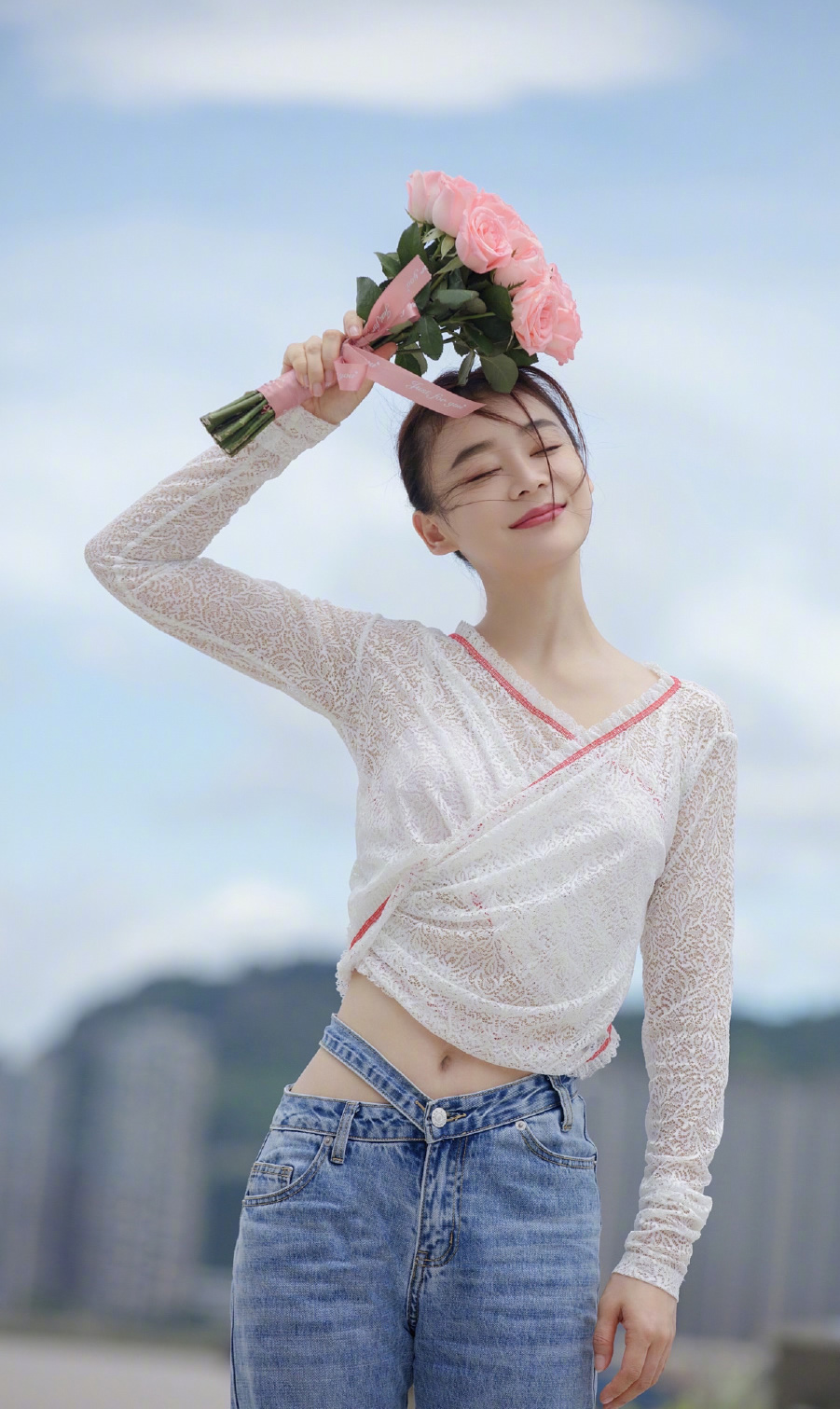 袁姗姗衣品真不错,穿白色露腰卫衣配牛仔短裤,简单又时髦