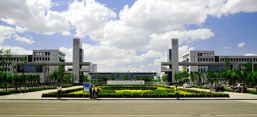 内蒙古名牌中学，入选“全国百强中学”，录取率达90%，首选