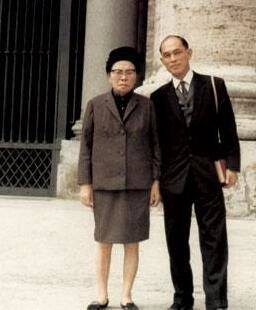 霍英东的正派情史，港圈最抠门的亿万富翁，却爱上3位人间富贵花