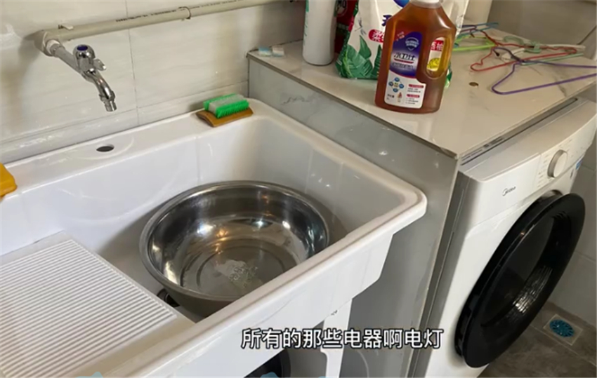 90后小伙租毛坯房爆改，10天仅花3万就装成这样？房东都认不出来