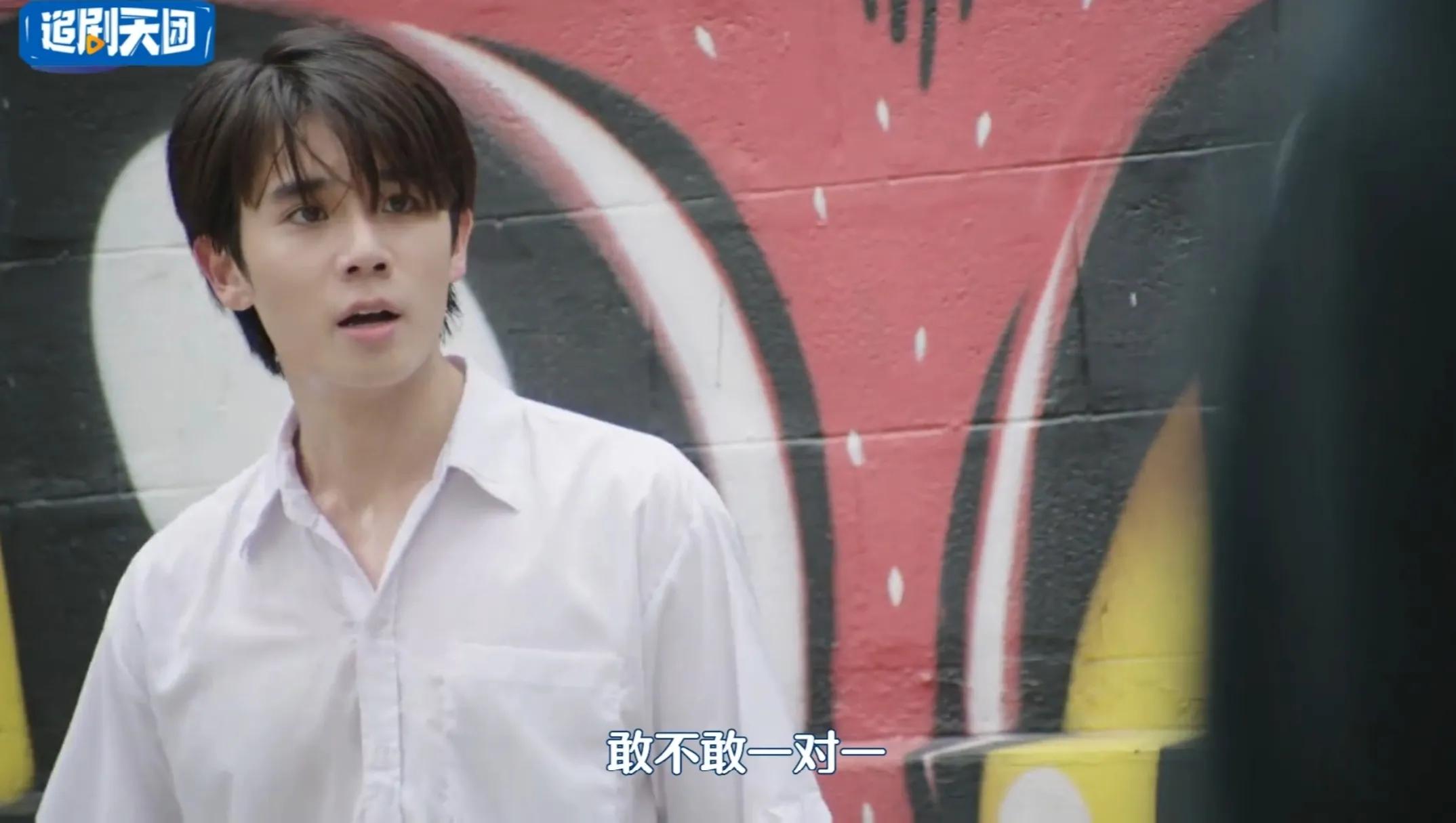 是出演泰迪妹妹的小姐姐,我一眼认出了她也是原来《假偶天成》剧照的