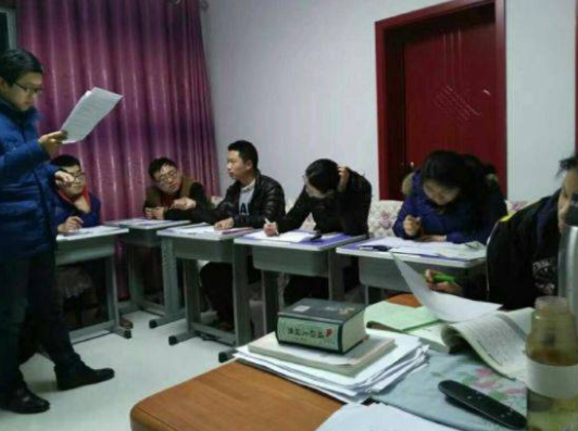 公务员考试培训班的“潜规则”，明知考生难进面试，却什么都不说