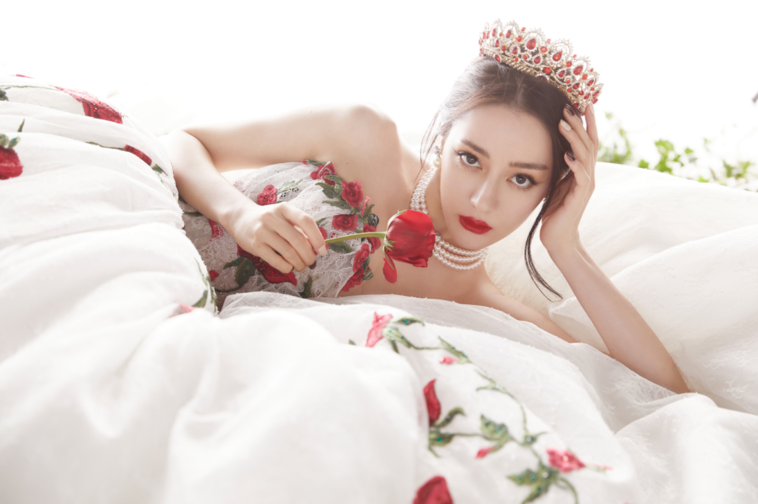 迪丽热巴高开衩长裙大秀身材,撩吊带魅惑诱人,网友:姐姐好会扭