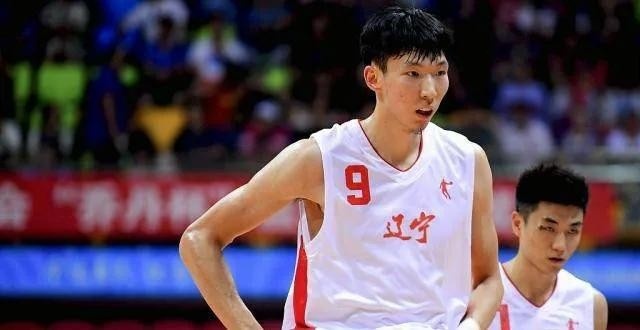 周琦为什么重回nba(阴阳合同？媒体人曝周琦入疆内幕，只因收两套房产，其家人太短浅)