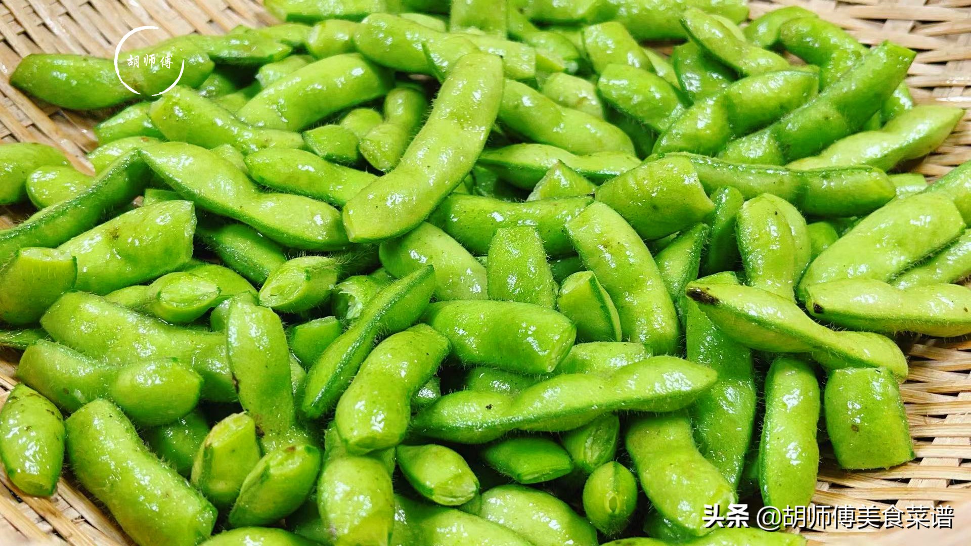 煮毛豆時,用熱水還是冷水?廚師長:教您一絕招,毛豆翠綠又入味