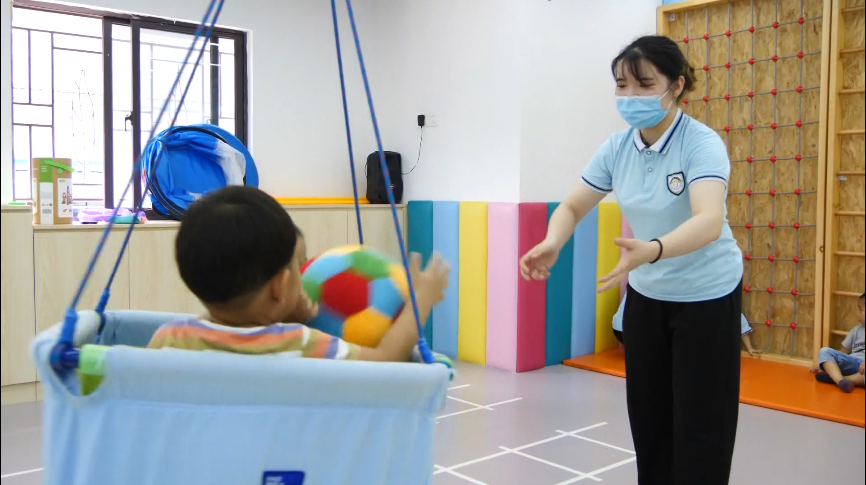 脱贫攻坚｜即将退休 他带着八旬母亲去支教