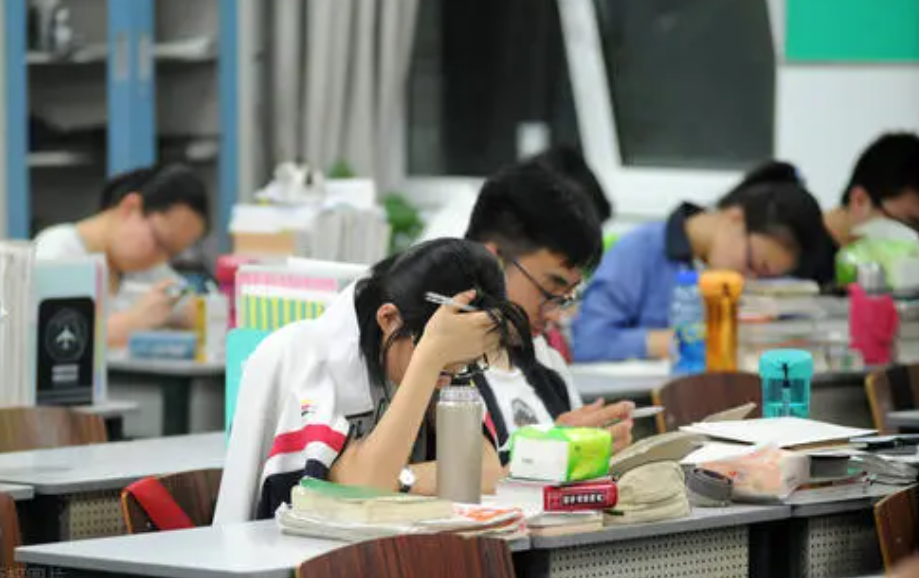 高中生掀起一股“弃英学日”的浪潮，理由很现实，学生也很无奈