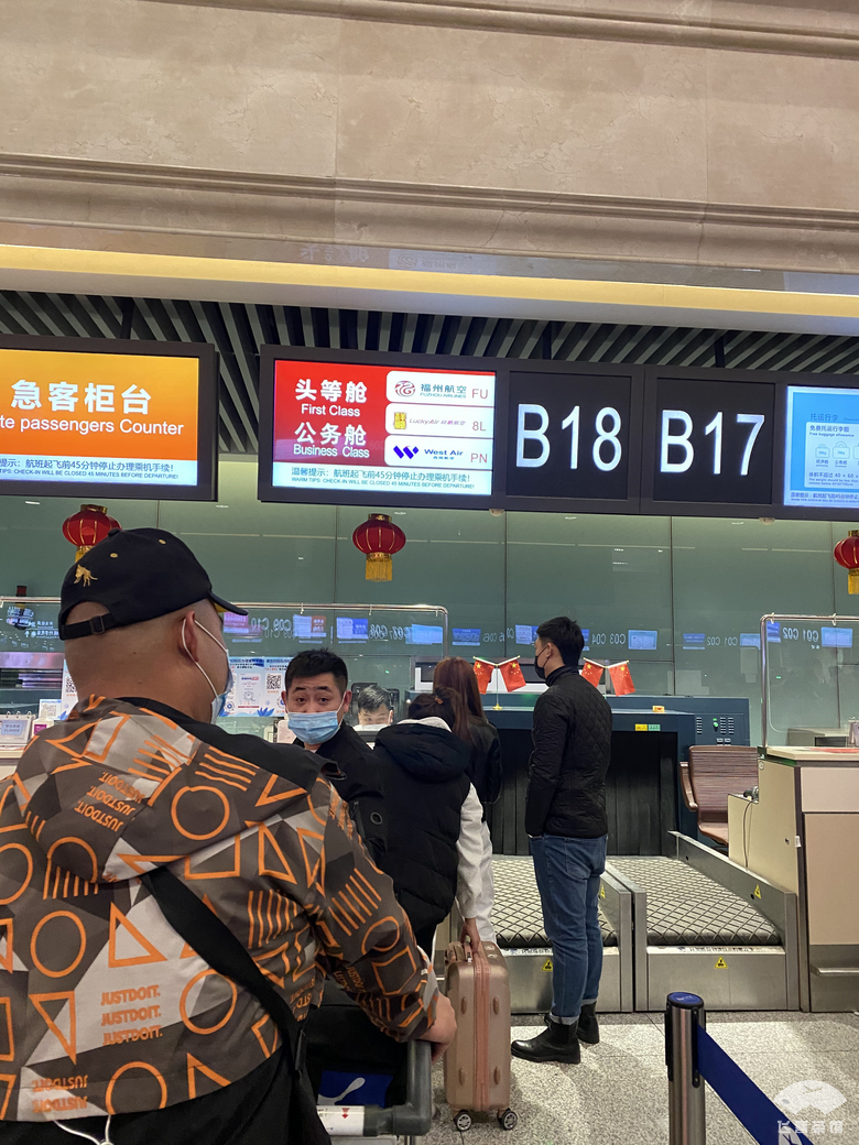 海航值机柜台在b区左侧这边方正严肃的哈尔滨太平机场t2外部看起来不