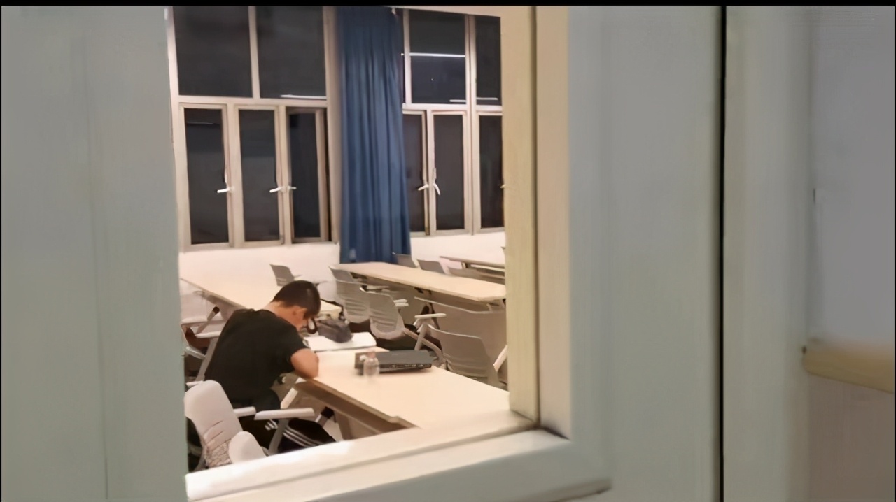 看完武汉大学的学生日常，才知道考名校的意义，你或许上了假大学