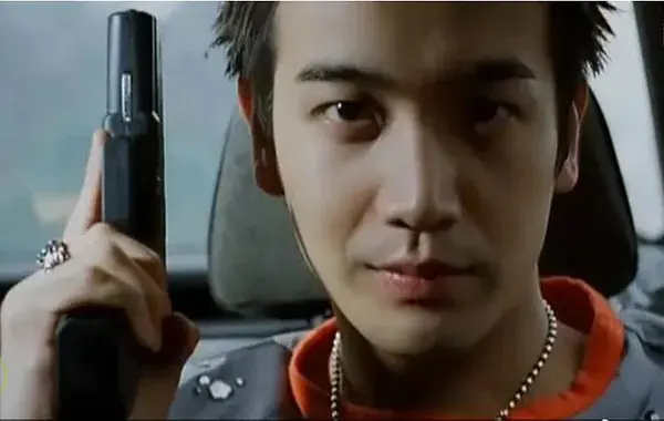 可爱痞↓《杀破狼》里的阿乐倒没那么痞↓沉稳正气的乐sir↓生活中的