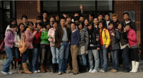 林更新回母校凡尔赛，同学就走红他一个，校友还有一个是被骂红的