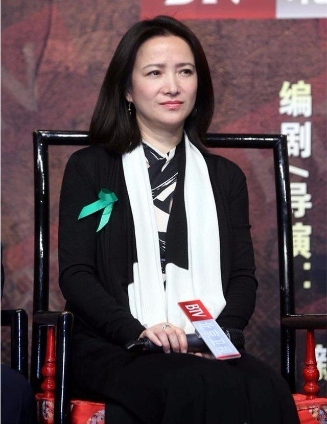 57岁何晴胖得坦荡,穿紧身衣暴露"奶奶肚",骨子里的自信真美