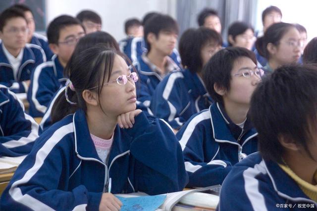 陕西大学老师走红网络：肤白貌美有气质，学生：比部分明星都好看