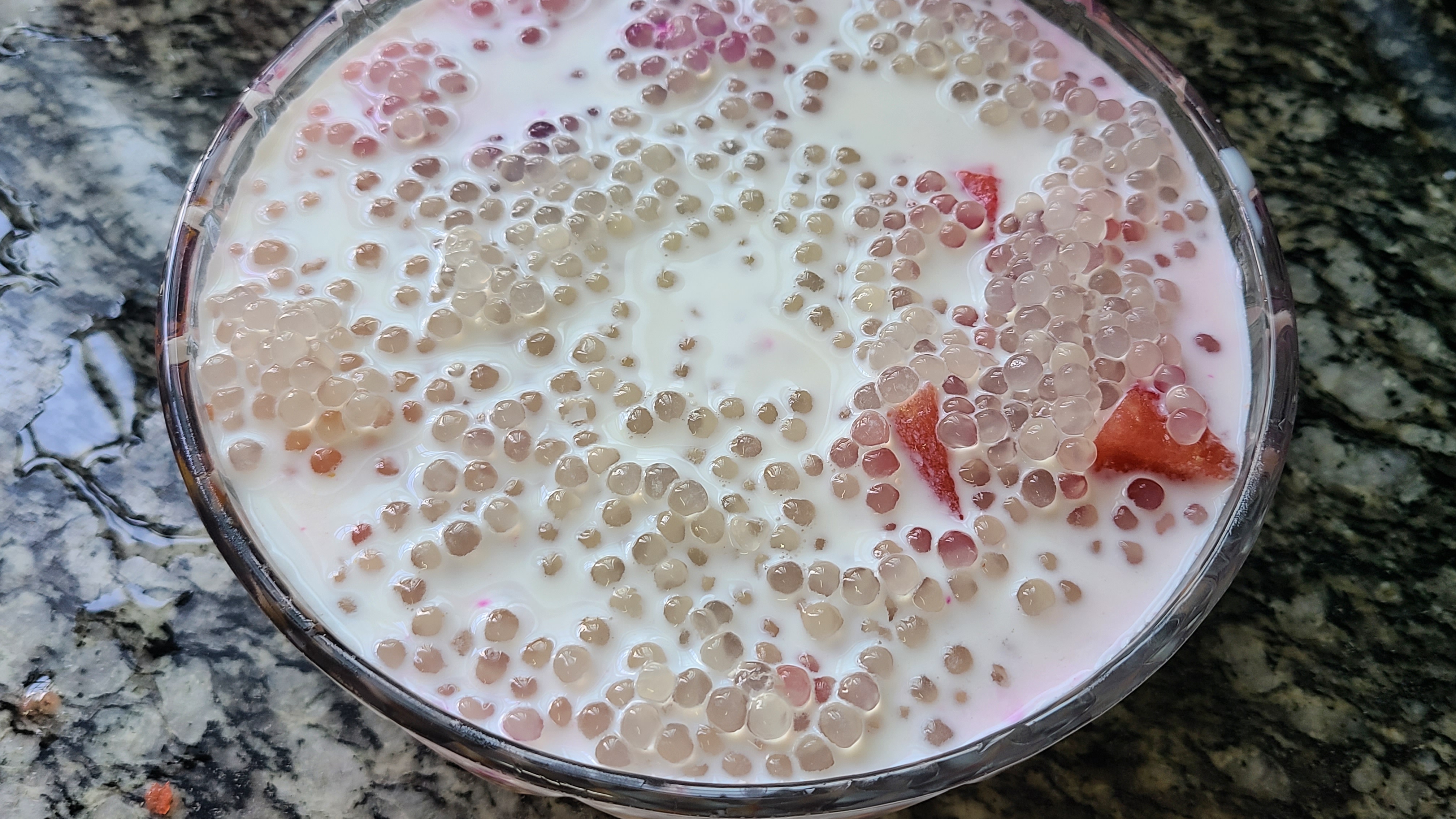 水果西米露,是广东人夏天经常吃的一道美食,冰凉好喝味道好