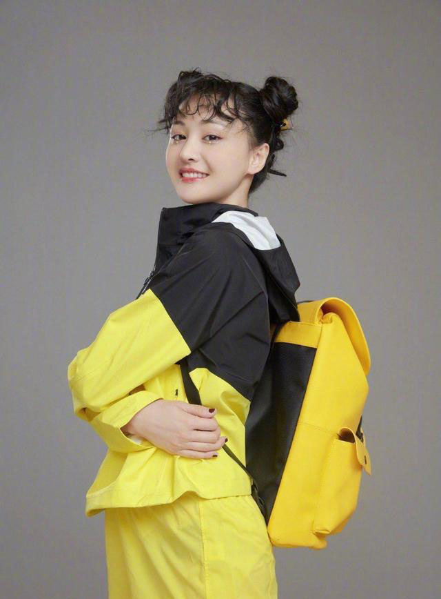 今年夏天最减龄的扎发,叫"泡面刘海丸子头",郑爽都上头了