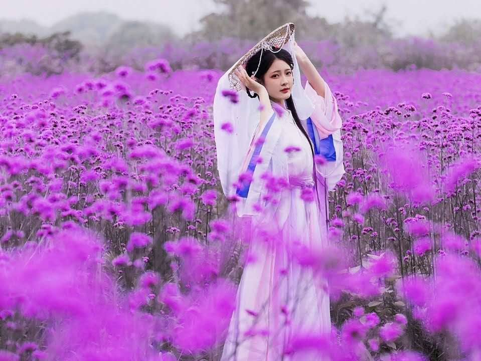 天上下雨，地下滑，自己滑倒自己爬！致每一个努力活着的人