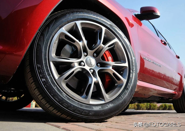 Jeep大切诺基6.4L SRT8实拍，百公里不到5秒，售价近120万的灭霸