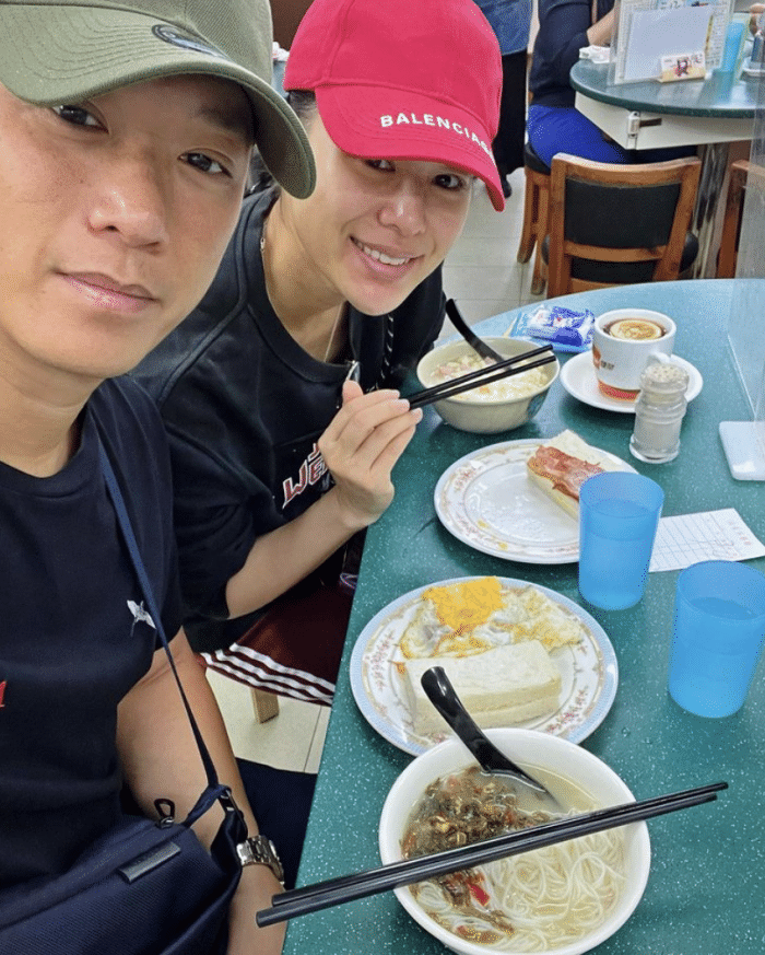 胡杏儿为半岁幼子举办party，豪门三兄弟穿同款，个个绅士又帅气