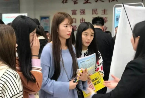 大学生临近毕业时，“三方协议”不要随意签，可能会影响以后就业