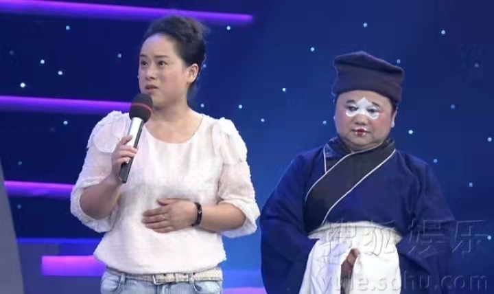 他身高1米49，在夜场当小丑，却将女儿培养成唢呐名家，年入百万