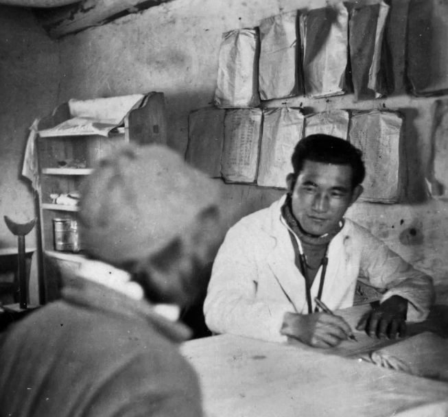 妇产科主任金茂岳为江青接生，毛主席叮嘱道：不需要对她特殊照顾