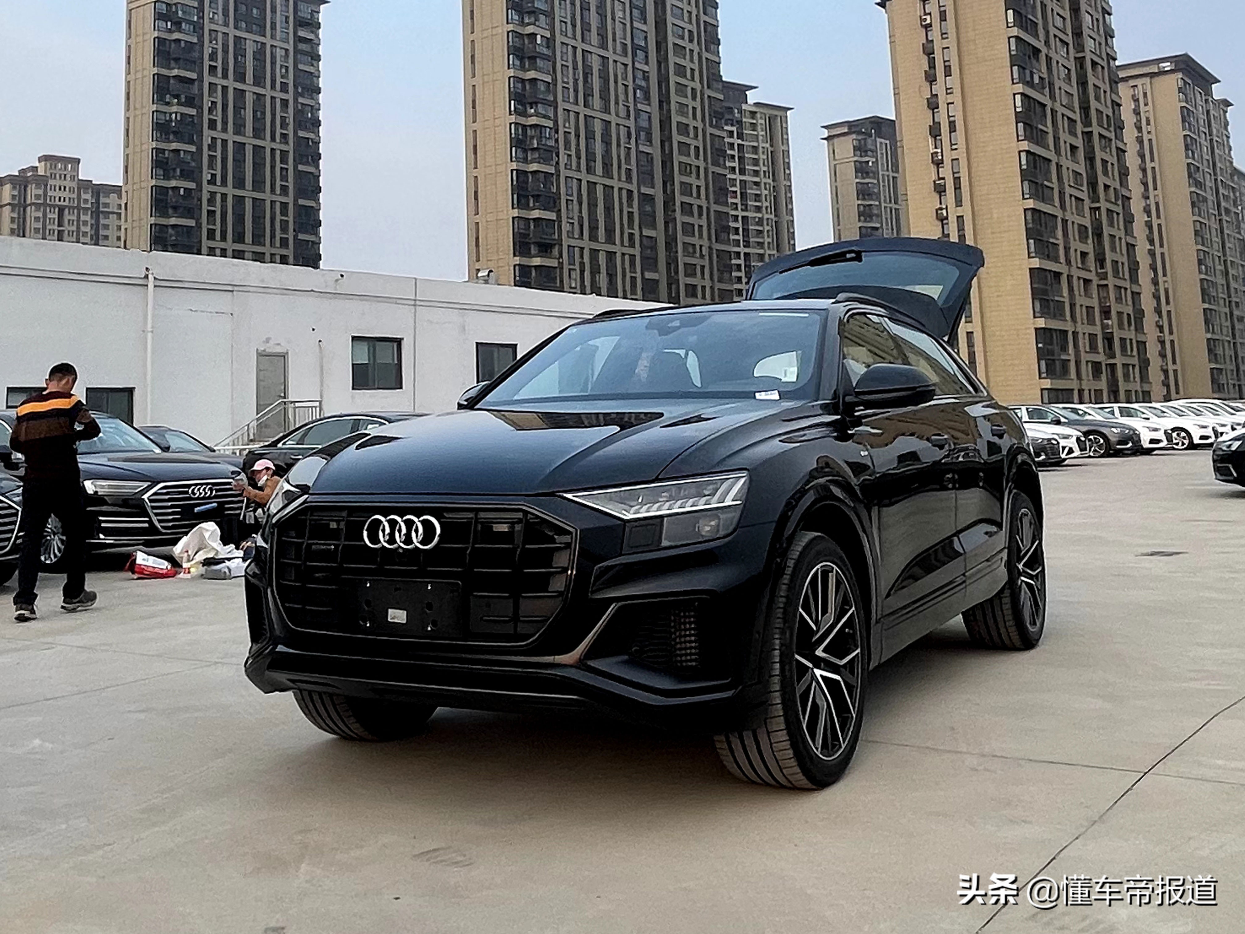 奥迪q8冰雪运动型上市,竞争宝马x6)