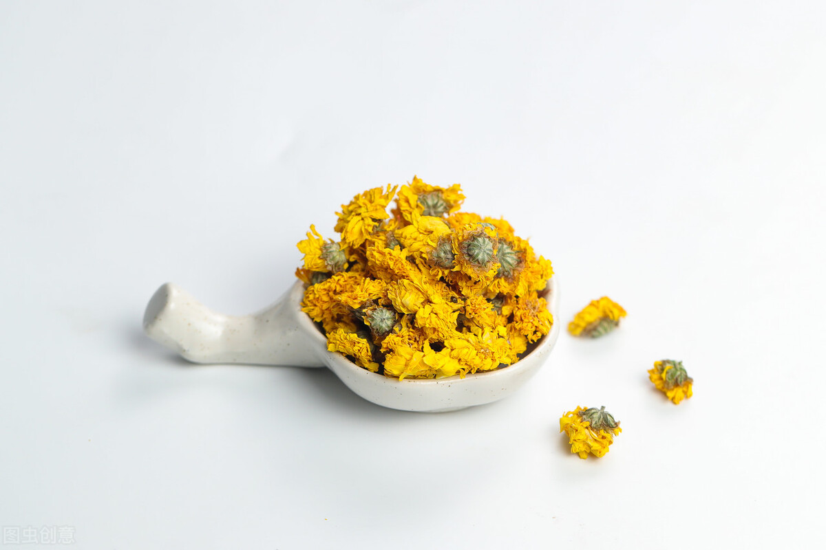 日常生活中眼睛发生肿胀，应如何解决？下面这三方面要注意