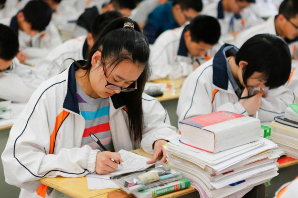 “私立”还是“公办”学校？面对孩子小升初，家长为选学校犯了愁