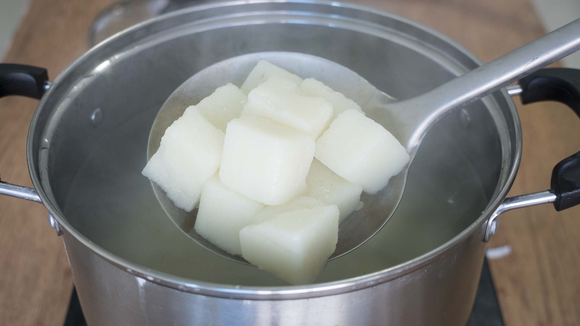 米豆腐怎么做（轻松做出筋道爽滑的米豆腐）