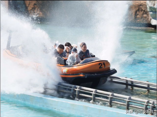 皮!全红婵长隆玩激流勇进,谢思埸掀掉她雨衣帽子,红姐淋成落汤鸡