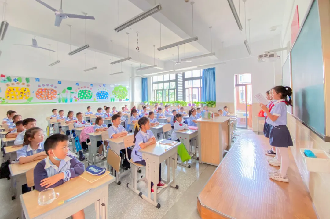 成都市各学校开展“少年先锋队建队日”系列活动