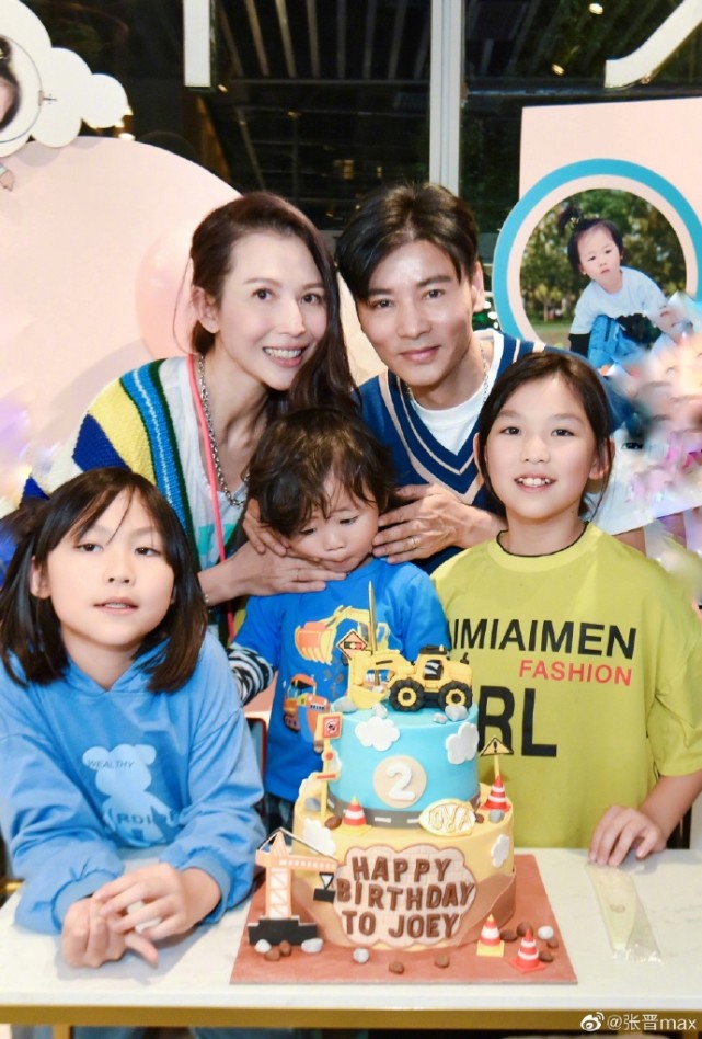 蔡少芬带儿子游乐场玩耍，被赞又高又瘦，张晋陈法蓉一旁闲聊