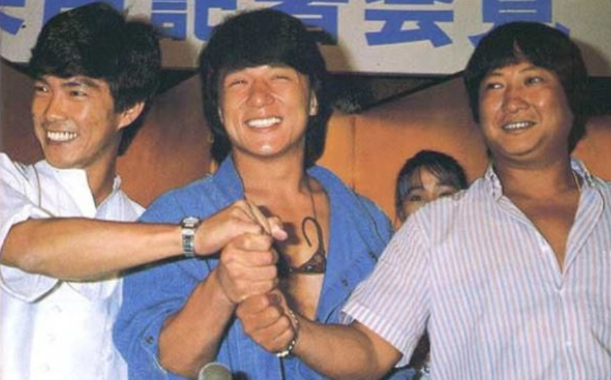 23年前，成龙为悼念恩师从21楼纵身一跃，跳出世界纪录震惊好莱坞