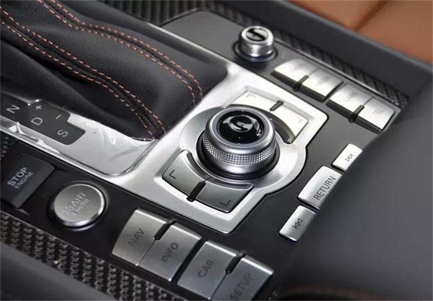 到店实拍奥迪Q7 V12柴油版，257万高等价位，扬言能拖动一架飞机