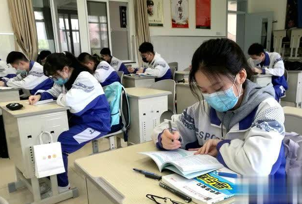 8省联刚刚结束，数学考试难哭各省考生，学生调侃“见世面来了”