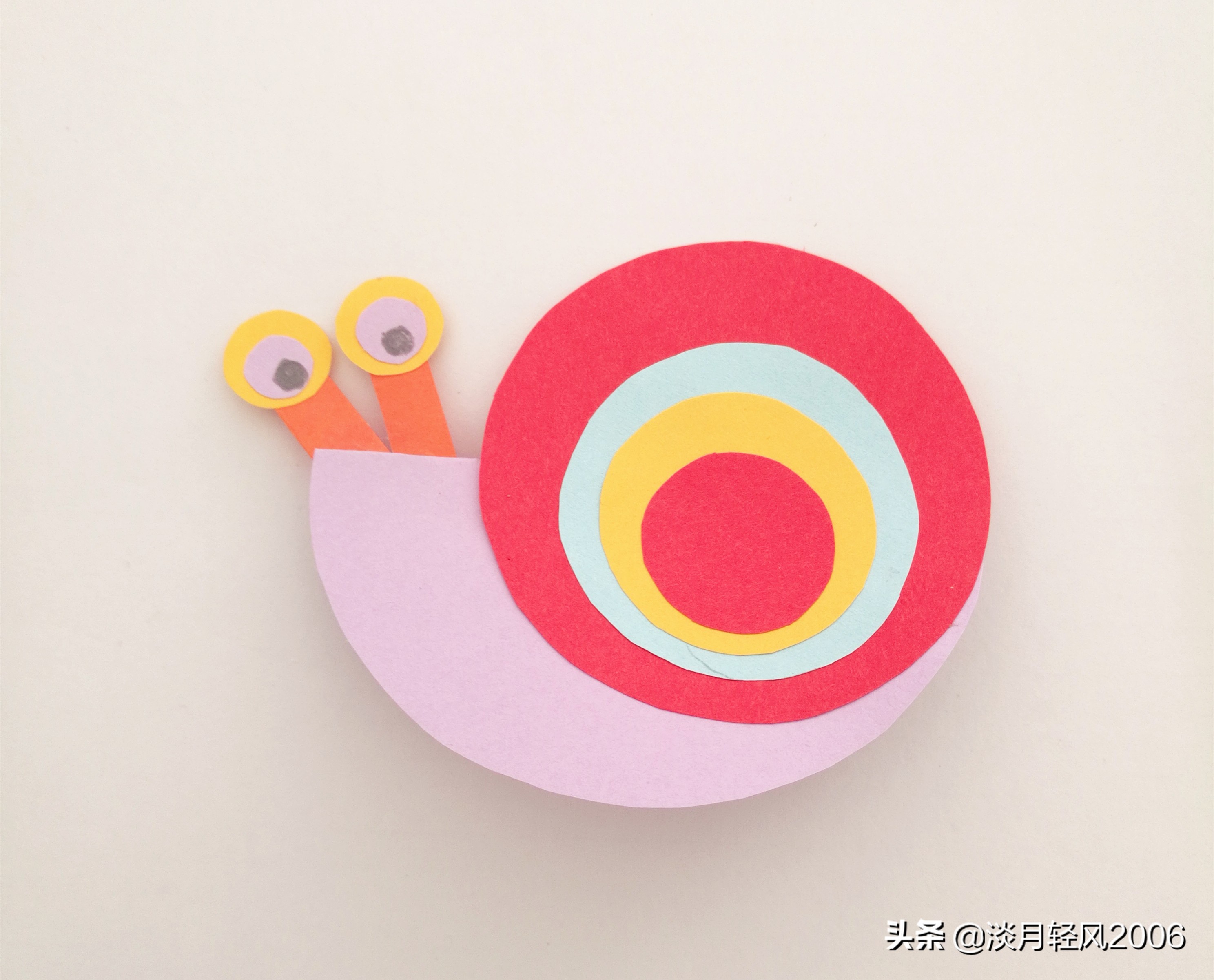 幼儿园亲子手工,用彩色卡纸剪10个圆两个长条,做出一个小蜗牛