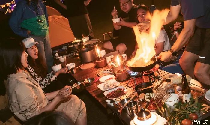 趣玩少女享自然，驾发现神行去露营