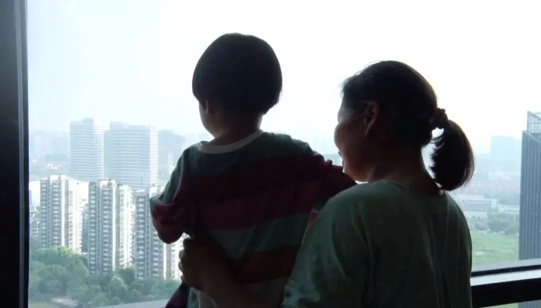 暖哭朋友圈的瞬间：这世上最爱孩子的人，或许不是妈妈