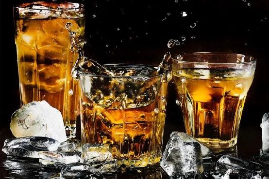 都說威士忌兌水更好喝，到底應該怎么兌？