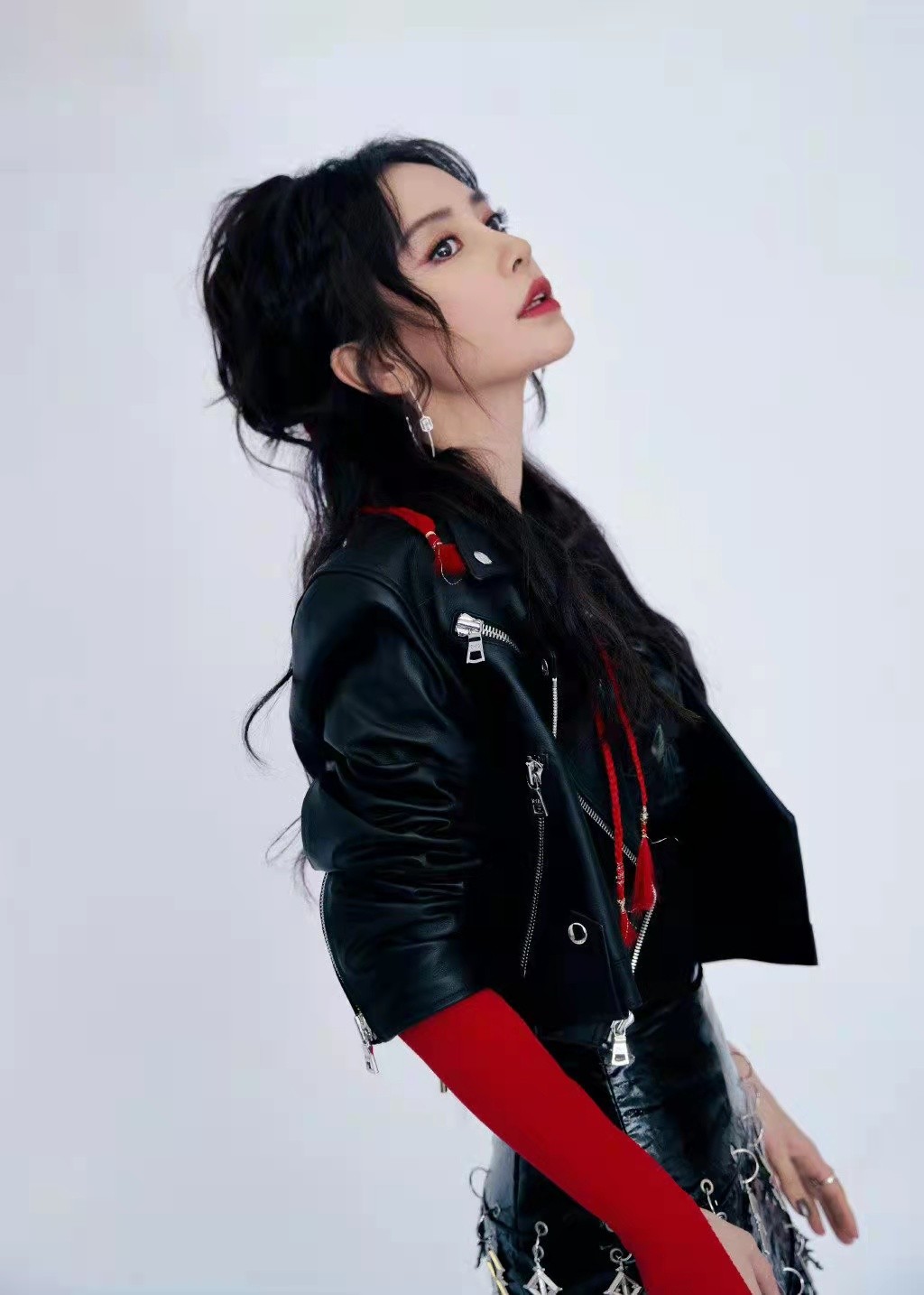 baby罕见摇滚造型美到开挂!穿低领吊带性感藏不住,眼神杀好霸气