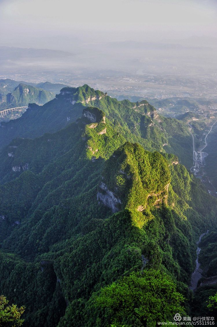 玉壶峰下松涛起，天界佛国掸尘埃！走遍千山万岭，唯天门山独有