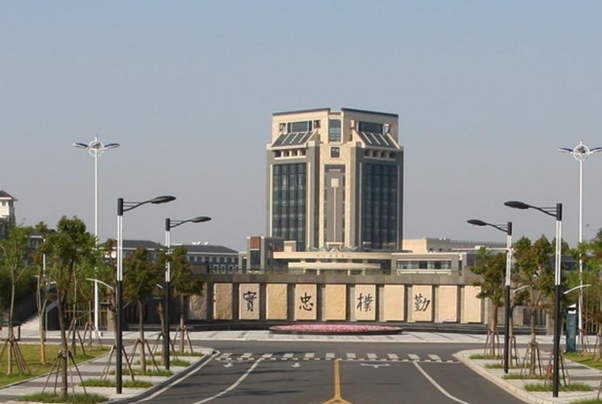 因不满孙俪断捐，而发长文“反咬”一口的向海清，如今咋样了？