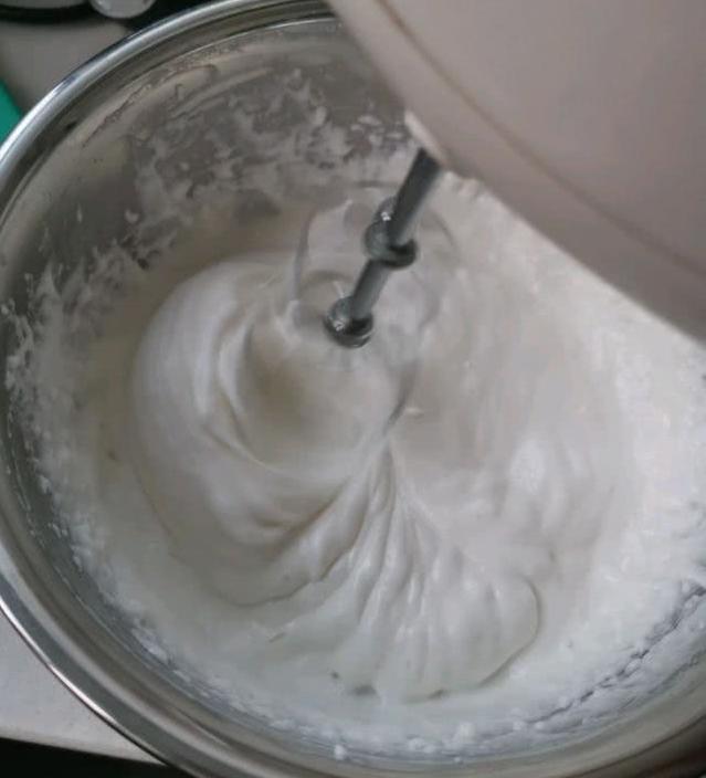 怎么制作奶油（教你五步用牛奶打成丝滑奶油）