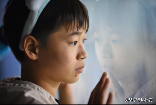 皮!全红婵长隆玩激流勇进,谢思埸掀掉她雨衣帽子,红姐淋成落汤鸡