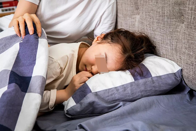 孩子喜欢蹬被子,是因为热?还有可能是因为这4个原因